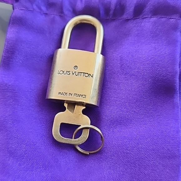 Louis Vuitton Lock & Key with Unbranded Gold-Tone Necklace - Picture 2 of 4